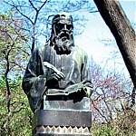 Паметникът на Отец Паисий