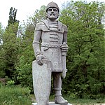 Паметникът на аспаруховия воин върху аспаруховия вал и бюст-паметникът на хан Аспарух