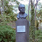 Паметникът на Васил Априлов